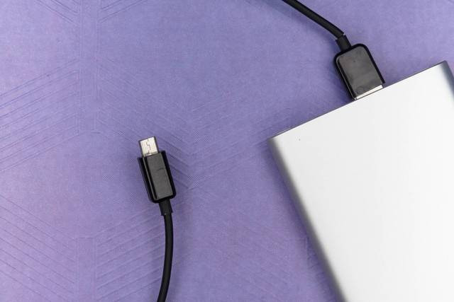 powerbank untuk iPhone. Foto: Unsplash. 