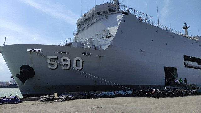 Truk tangki mulai dinaikkan ke Kapal KRI Makassar 590 untuk suplai BBM ke Karimunjawa. Foto: Intan Alliva Khansa/kumparan