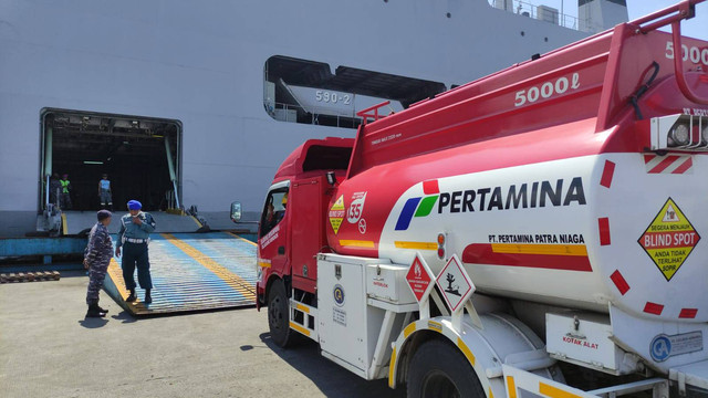 Truk tangki mulai dinaikan ke Kapal KRI Makassar - 590 untuk supplay BBM ke Karimunjawa. Foto: Intan Alliva Khansa/kumparan