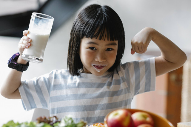 Susu tinggi kalori untuk anak dapat dimanfaatkan untuk menambah berat badan anak. Foto: Pexels.com