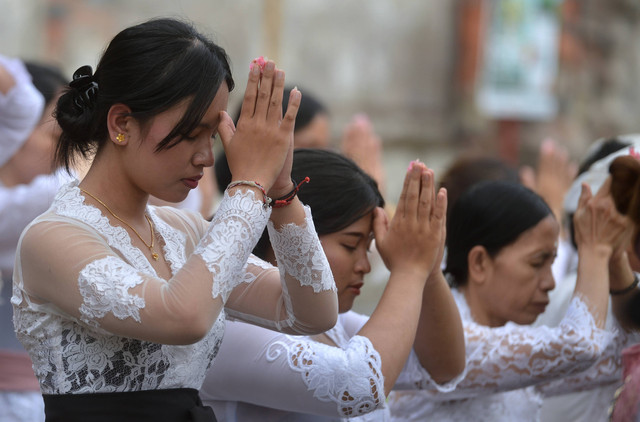 Umat Hindu bersembahyang saat Hari Raya Galungan di Pura Jagatnatha, Denpasar, Bali, Rabu (4/1/2023). Foto: Fikri Yusuf/Antara Foto