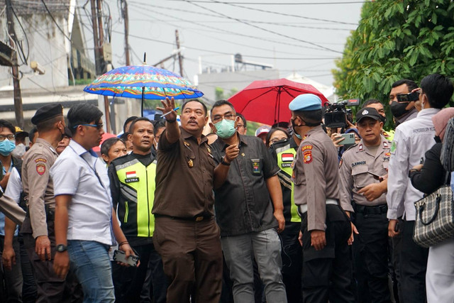 Hakim dan para kuasa hukum terdakwa kasus pembunuhan berencana Brigadir Yosua tiba di rumah dinas Ferdy Sambo di Duren Tiga, Jakarta Selatan, Rabu (4/1/2023). Foto: Jamal Ramadhan/kumparan