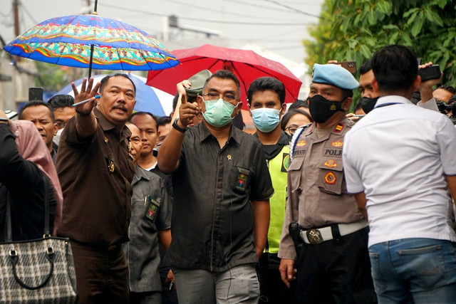 Hakim dan para kuasa hukum terdakwa kasus pembunuhan berencana Brigadir Yosua tiba di rumah dinas Ferdy Sambo di Duren Tiga, Jakarta Selatan, Rabu (4/1/2023). Foto: Jamal Ramadhan/kumparan