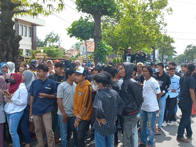 Kader partai NasDem Kabupaten Indramayu dari 14 Kecamatan mendatangi gedung pengadilan negeri Kabupaten Indramayu pada Rabu (14/12/2022). Mereka datang ke gedung pengadilan negeri Kabupaten Indramayu untuk memberikan dukungan atas gugatan perdata yang dilayangkan oleh anggota DPRD Indramayu, Ruyanto. Foto: Tomi Indra