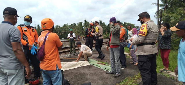 Petugas mengevakuasi jenazah petani di Kulon Progo yang tewas terserempet kereta api. Foto: istimewa