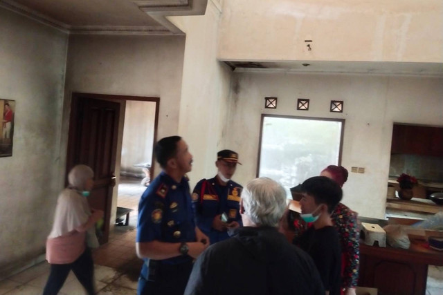 Damkar Jaktim bersihkan rumah ibu yang mengalami gangguan jiwa, yang dirawat putranya puluhan tahun di Cakung, Jaktim, Rabu (4/1/2023). Foto: Dok. Istimewa