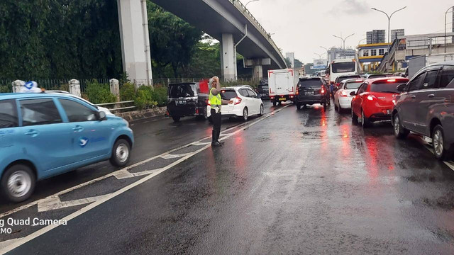 Polri Sat Lantas Jakarta Barat melakukan rekayasa arus lalu lintas di keluaran Underpass Tomang dengan buka tutup arus lalu lintas dari Jl. Letjrend S Parman dan Tomang yang akan menuju Tol Janger untuk mengurangi kepadatan. Foto: Twitter/@TMCPoldaMetro
