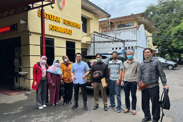 Para korban penipuan pembelian rumah di Bandung, ketika melapor di Polrestabes Bandung, Rabu (4/1/2023). Foto: Dok. Istimewa