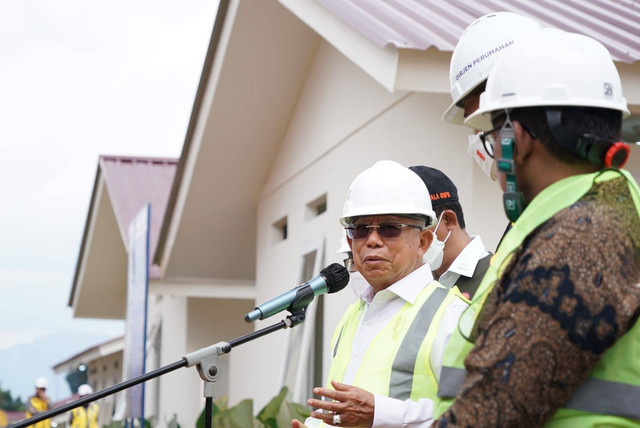 Wakil Presiden Ma'ruf Amin memberikan bantuan kepada ahli waris korban gempa Cianjur dan meninjau renovasi rumah terdampak gempa. Foto: Dok. Setwapres