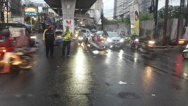 Suasana lalu lintas di Tl Sesko AL, Rabu (4/1/2023). Foto: Twitter/@TMCPoldaMetro