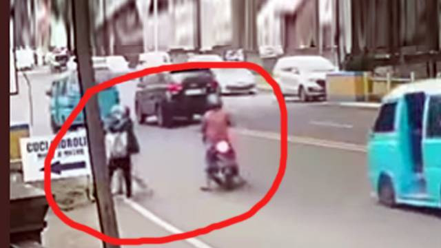 Rekaman CCTV yang menunjukkan aksi penjambretan yang dilakukan oleh dua orang pelaku terhadap seorang perempuan pejalan kaki di Kota Manado.