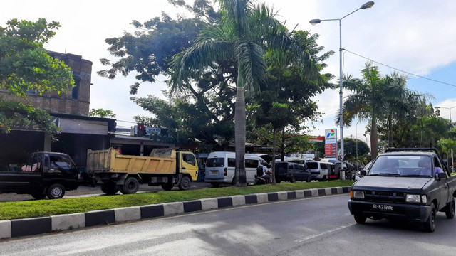 Antrean BBM Solar di SPBU Lueng Bata, Banda Aceh. Foto: Habil Razali/acehkini 