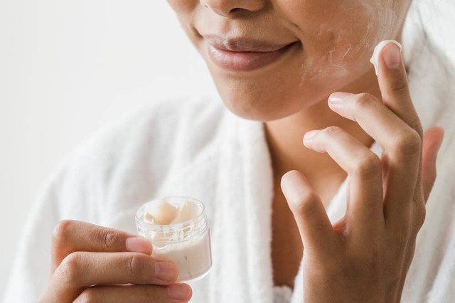 Ilustrasi seseorang menggunakan pelembab untuk kulit normal. Foto: Pexels.com