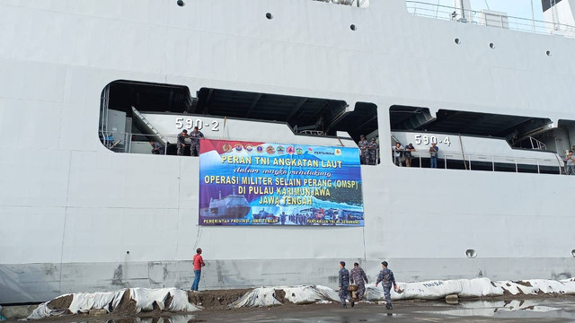 Kapal perang KRI Makassar - 590 berlayar menuju Kepulauan Karimunjawa Jepara mengangkut BBM, genset dan bahan pangan dari Pelabuhan Tanjung Emas Semarang, Kamis (5/1/2023). Foto: Intan Alliva/kumparan