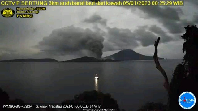 Gunung Anak Krakatau pada Kamis (5/1). | Foto: PVMBG