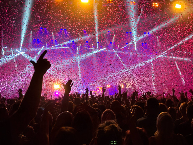 Ilustrasi Cara Beli Tiket Single Fest 2023 untuk Penikmat Konser Musik, Unsplash/Roger Harris 