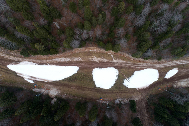 Pemandangan umum di atas jalur ski dengan hanya beberapa petak salju di gunung Bjelasnica dekat Sarajevo, Bosnia, Rabu (4/1/2023). Foto: Armin Durgut/AP Photo