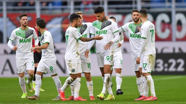 Selebrasi pemain Sassuolo usai mencetak gol ke gawang AC Milan pada pertandingan lanjutan Liga Italia di San Siro, Milan, Italia. Foto: Daniele Mascolo/REUTERS