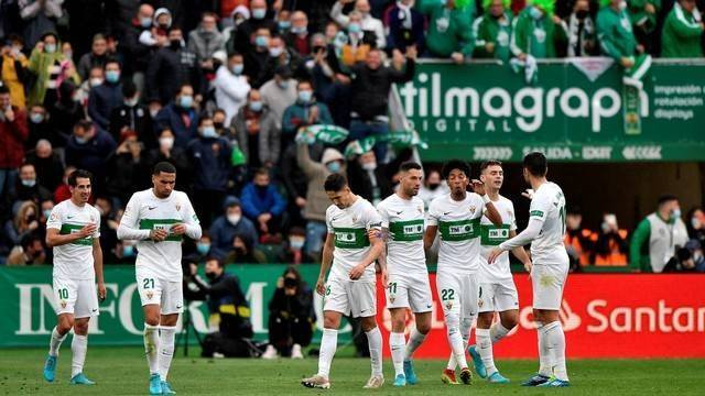Pemain Elche Fidel melakukan selebrasi saat melawan Barcelona pada pertandingan Liga Spanyol di Estadio Manuel Martinez Valero, Elche, Spanyol Foto: Pablo Morano/Reuters
