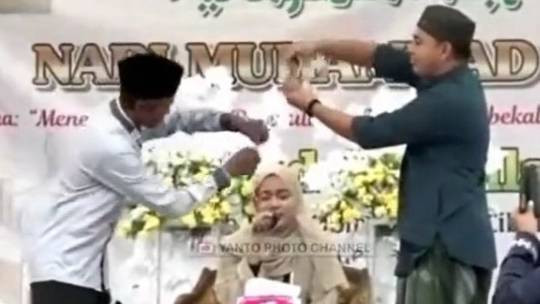 Qoriah disawer saat lantunkan Alquran. Foto: Dok. Istimewa