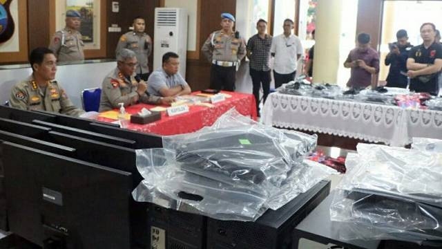 Polda Sulawesi Utara saat merilis pengungkapan kasus pinjaman online (pinjol) ilegal.