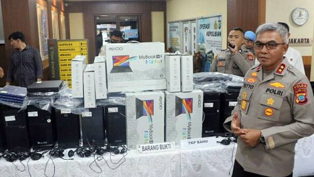 Kapolda Sulawesi Utara, Irjen Pol Setyo Budiyanto saat menunjukkan barang bukti terkait kasus Pinjol Ilegal di Kota Manado.