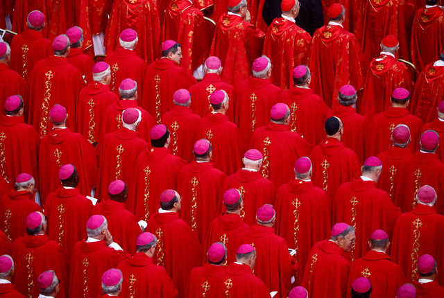 Para kardinal menghadiri pemakaman mantan Paus Benediktus di Lapangan Santo Petrus di Vatikan, 5 Januari 2023. Foto: Guglielmo Mangiapane/REUTERS