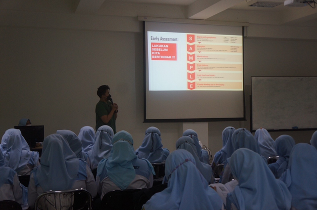 Penyampaian Materi oleh dr. Amien Rais Zakarsih