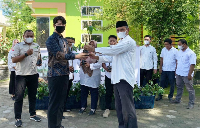 Serah terima bibit pohon mangrove dari perwakilan Gelora Mandiri Membangun (GMM) Mr. Sehoon Lim kepada Syamsudin Abas, selaku Kepala Dinas Lingkungan Hidup Kabupaten Halmahera Selatan. Foto: Istimewa