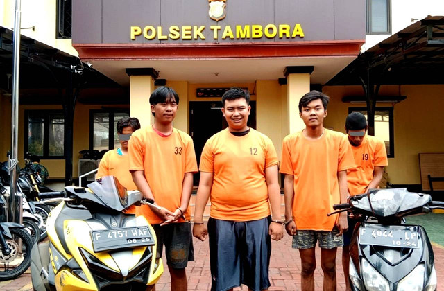Pelaku begal motor modus polisi gadungan di Tambora, Jakarta Barat ditangkap. Foto: Dok. Polsek Tambora