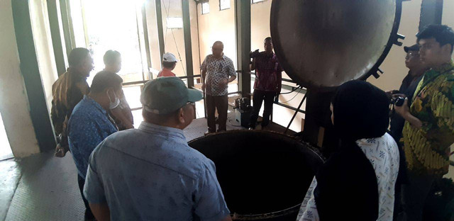 Suasana bagian produksi Pabrik Minyak Kayu Putih Sendangmole, Gunungkidul. Foto: Len/Tugu Jogja