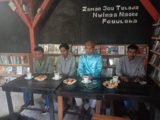 Aliansi masyarakat Pulau Hiri melalui konferensi pers mempertanyakan kelanjutan proyek Pelabuhan Hiri di Kelurahan Sulamadaha, Kecamatan Ternate Barat. Foto: Nurkholis Lamaau/cermat