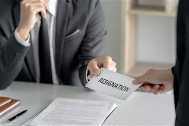 Ilustrasi memberikan amplop surat pengunduran diri kepada atasan. Foto: Pixabay