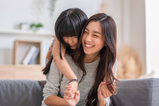 Ilustrasi ibu dan anak preremaja. Foto: Selfmade studio/Shutterstock