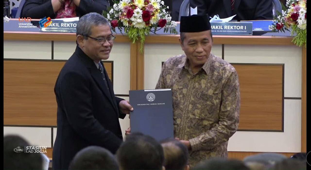 Drs. Susena, M.M., Penerima Penghargaan sebagai Perintis UAD