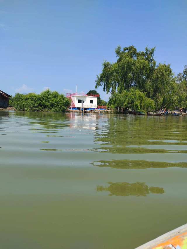 Rumah Apung yang dibuat FMIPA UI tampak jauh (Sumber: Dok. Pribadi)