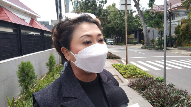 Presenter Indy Barends usai jenguk Indra Bekti di RS Abdi Waluyo, Jumat (6/1).
 Foto: Aprilandika Pratama/kumparan