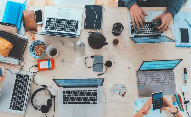 Ilustrasi Bekerja Di Depan Laptop (Sumber: unsplash)