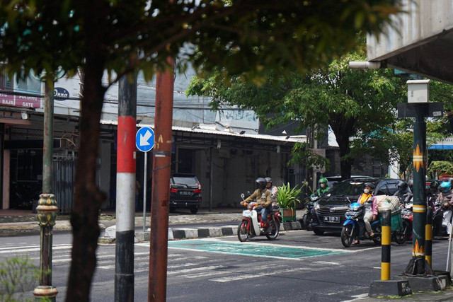 Para pengendara sedang menunggu lampu merah di simpang empat Pingit, Yogya. Foto: Arif UT