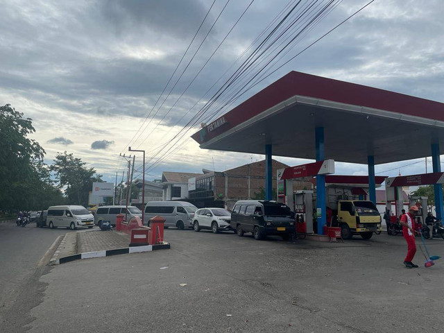 Antrean panjang terjadi pada sejumlah SPBU di Banda Aceh disebabkan karena perbedaan harga antara BBM bersubsidi dan nonsubsidi. Foto: Zuhri Noviandi/kumparan