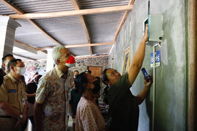 Gubernur Jateng Ganjar Pranowo meninjau program listrik gratis dari Pemprov Jateng.  Foto: Dok. Istimewa