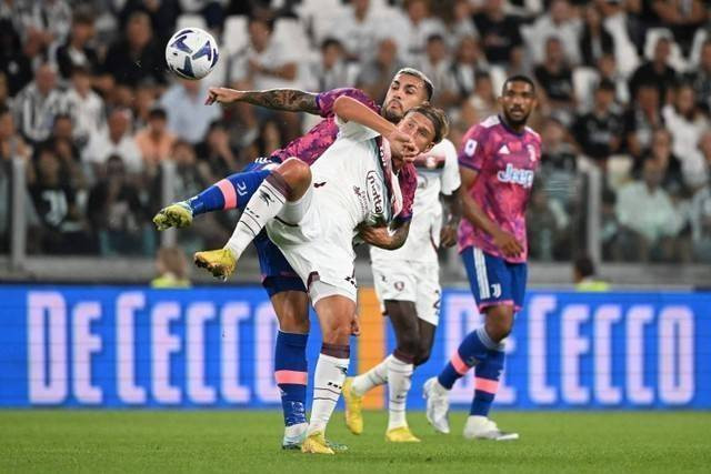 Pemain Juventus Leandro Paredes berebut bola dengan pemain Salernitana pada pertandingan lanjutan Liga Italia di Allianz Stadium, Turin, Italia. Foto: Alberto Lingria/REUTERS