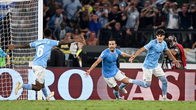 Pemain Lazio Pedro melakukan selebrasi usai mencetak gol ketiga mereka bersama rekan setimnya saat hadapi Inter Milan di Stadio Olimpico, Roma, Italia, Jumat (26/8/2022). Foto: Alberto Lingria/REUTERS