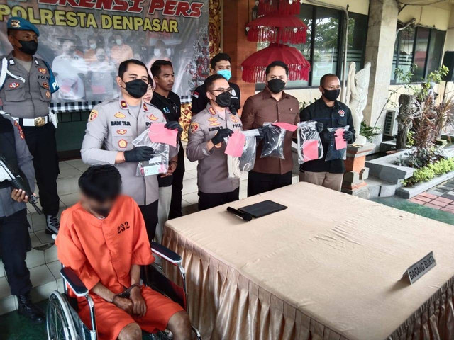 Kapolresta Denpasar Kombes Bambang Yugo Pamungkas saat menunjukkan tersangka dan barang bukti - IST
