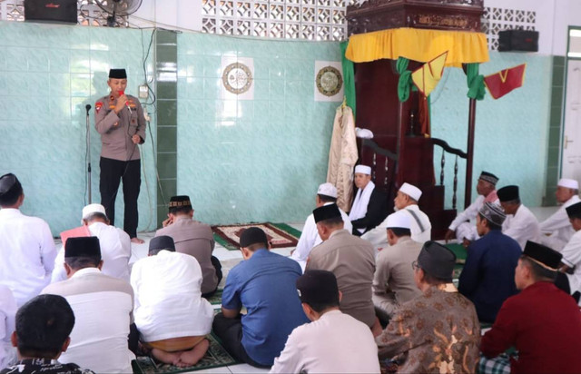 Wakapolda Maluku Utara saat menjawab keluhan masyarakat. Foto: Istimewa
