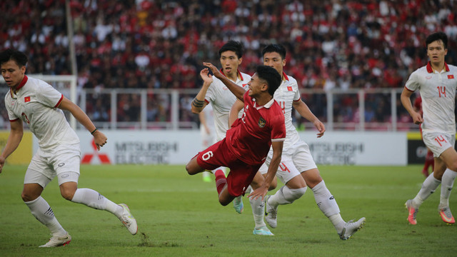 Pemain Indonesia Marselino Ferdinan Philipus ditahan oleh dua pemain Vietnam dalam pertandingan Semi final Piala AFF 2022 Leg ke - 1 di Stadion Utama gelora Bung Karno (SUGBK), Jakarta, Jumat (6/1/2023). Foto: Aditia Noviansyah/kumparan