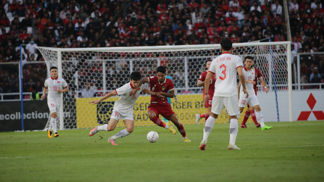 Pemain Timnas Indonesia Marselino Ferdinan Philipus berusaha mendapatkan bola saat mendapat pengawal pemain Timnas Vietnam dalam pertandingan Semi final Piala AFF 2022 Leg ke - 1 di Stadion Utama gelora Bung Karno (SUGBK), Jakarta, Jumat (6/1/2023). Foto: Aditia Noviansyah/kumparan