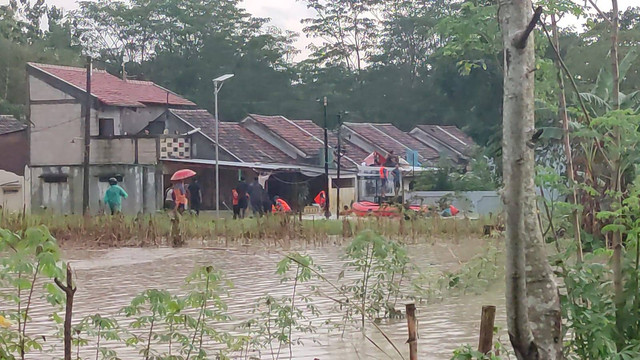 Petugas mengevakuasi warga perumahan Dinar Indah yang terjebak di genteng pasca banjir bandang.  Foto: Dok. Istimewa
