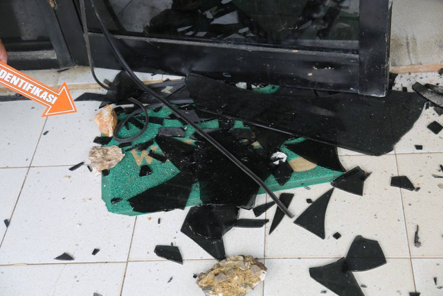 Pecahan kaca di Kantor MUI Lampung. | Foto: Polda Lampung