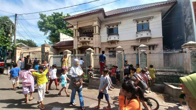 Tiko dan Ibu Eny, Kisah Keluarga yang Bertahan Hidup di dalam Rumah Besar 